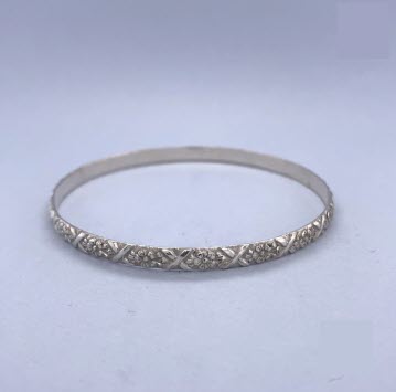 SILVER FLOWERS ETCHED D-SHAPE BANGLE